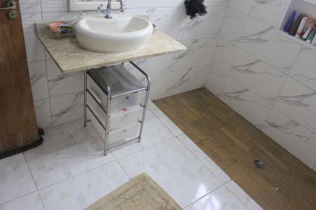 Casa à venda com 242m², 4 quartos e 4 vagasBanheiro social