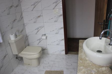 Casa à venda com 242m², 4 quartos e 4 vagasBanheiro social