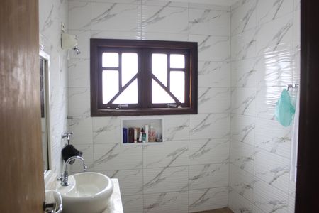 Casa à venda com 242m², 4 quartos e 4 vagasBanheiro social