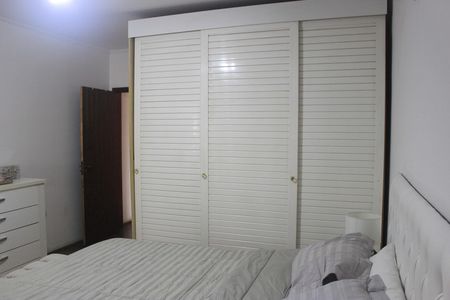 Casa à venda com 242m², 4 quartos e 4 vagasSuíte 2