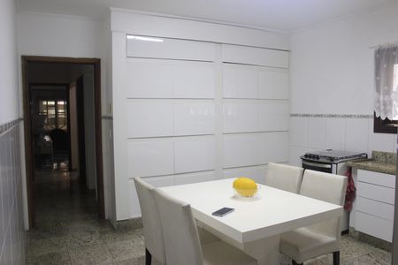 Casa à venda com 242m², 4 quartos e 4 vagasCozinha