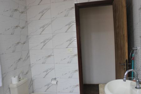 Casa à venda com 242m², 4 quartos e 4 vagasBanheiro social