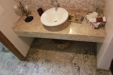 Casa à venda com 242m², 4 quartos e 4 vagasLavabo