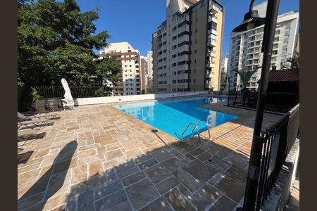 Apartamento à venda com 198m², 4 quartos e 4 vagas Apartamento à venda com 198m², 4 quartos e 4 vagasÁrea comum - Piscina