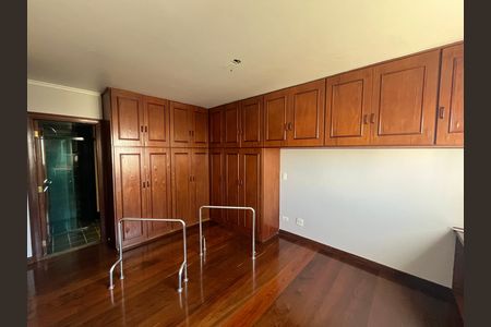 Apartamento à venda com 198m², 4 quartos e 4 vagas Apartamento à venda com 198m², 4 quartos e 4 vagasQuarto adaptado