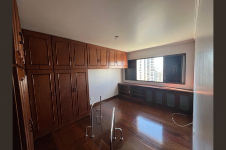 Apartamento à venda com 198m², 4 quartos e 4 vagas Apartamento à venda com 198m², 4 quartos e 4 vagasQuarto Adaptado