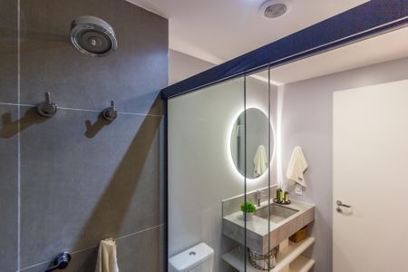 Banheiro de kitnet/studio para alugar com 1 quarto, 27m² em Pinheiros, São Paulo