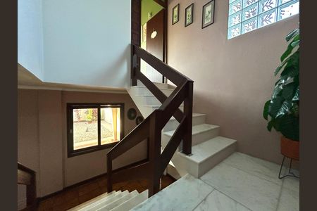 Casa para alugar com 391m², 5 quartos e 3 vagas Casa para alugar com 391m², 5 quartos e 3 vagasEscada