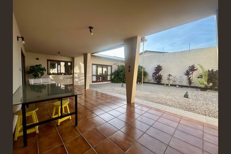 Casa para alugar com 391m², 5 quartos e 3 vagas Casa para alugar com 391m², 5 quartos e 3 vagasÁrea externa