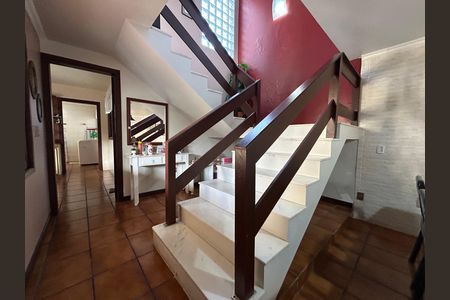 Casa para alugar com 391m², 5 quartos e 3 vagas Casa para alugar com 391m², 5 quartos e 3 vagasEscada