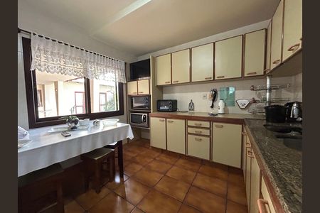 Casa para alugar com 391m², 5 quartos e 3 vagas Casa para alugar com 391m², 5 quartos e 3 vagasCozinha