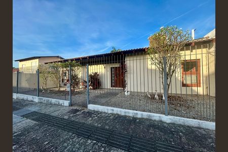 Casa para alugar com 391m², 5 quartos e 3 vagas Casa para alugar com 391m², 5 quartos e 3 vagasFachada