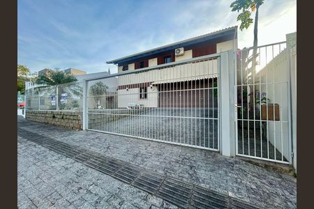 Casa para alugar com 391m², 5 quartos e 3 vagas Casa para alugar com 391m², 5 quartos e 3 vagasFachada
