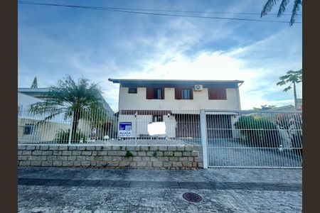 Casa para alugar com 391m², 5 quartos e 3 vagas Casa para alugar com 391m², 5 quartos e 3 vagasFachada