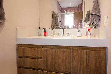 Casa à venda com 252m², 4 quartos e 3 vagasBanheiro Suíte 2