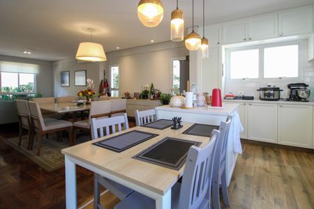 Casa à venda com 252m², 4 quartos e 3 vagasCozinha 