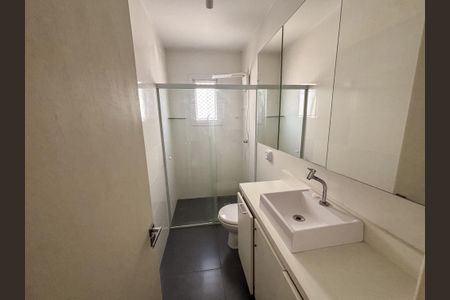 Banheiro de apartamento para alugar com 1 quarto, 42m² em São João, Porto Alegre
