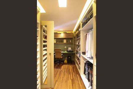 Apartamento à venda com 248m², 3 quartos e 4 vagas Apartamento à venda com 248m², 3 quartos e 4 vagasCloset Suíte 1