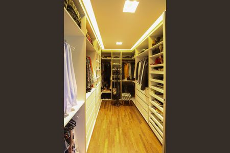 Apartamento à venda com 248m², 3 quartos e 4 vagas Apartamento à venda com 248m², 3 quartos e 4 vagasCloset Suíte 1