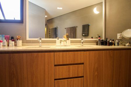 Apartamento à venda com 248m², 3 quartos e 4 vagas Apartamento à venda com 248m², 3 quartos e 4 vagasBanheiro Suíte 1