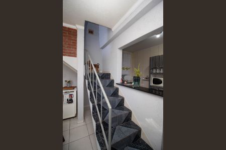 Escada de casa para alugar com 2 quartos, 54m² em Vila Duarte, São Paulo