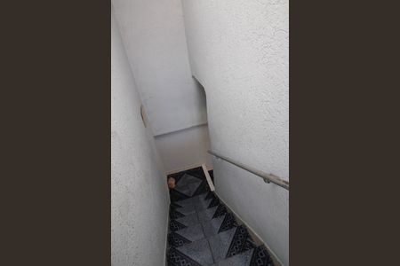 Escada de casa para alugar com 2 quartos, 54m² em Vila Duarte, São Paulo
