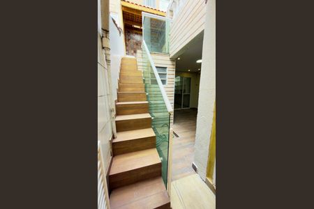 Casa à venda com 125m², 3 quartos e 2 vagas Casa à venda com 125m², 3 quartos e 2 vagasEscada