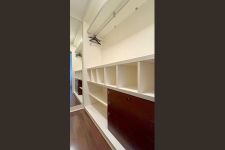 Apartamento para alugar com 165m², 4 quartos e 2 vagas Apartamento para alugar com 165m², 4 quartos e 2 vagasCloset da suíte 2
