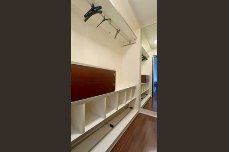 Apartamento para alugar com 165m², 4 quartos e 2 vagas Apartamento para alugar com 165m², 4 quartos e 2 vagasCloset da suíte 2