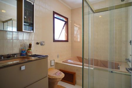 Casa para alugar com 245m², 3 quartos e 2 vagasBanheiro suíte 