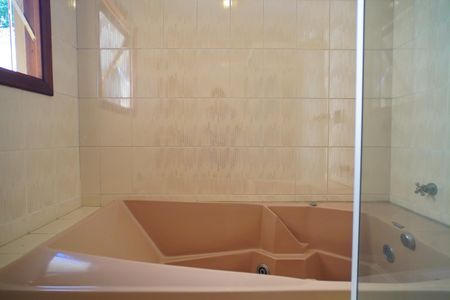 Casa para alugar com 245m², 3 quartos e 2 vagasBanheira 