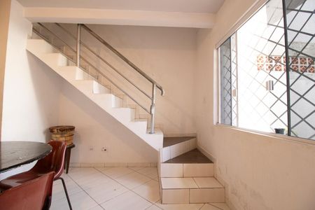 Casa para alugar com 80m², 3 quartos e 2 vagasEscada
