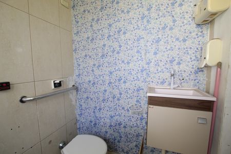 Casa à venda com 220m², 5 quartos e 4 vagasBanheiro 2
