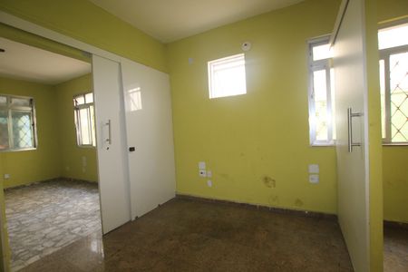 Casa à venda com 220m², 5 quartos e 4 vagasSala