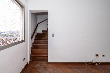 Apartamento à venda com 106m², 2 quartos e 2 vagas Apartamento à venda com 106m², 2 quartos e 2 vagasEscada de madeira com vista para a cidade.