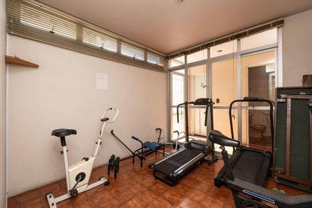Apartamento à venda com 106m², 2 quartos e 2 vagas Apartamento à venda com 106m², 2 quartos e 2 vagasSala de ginástica com equipamentos de exercício e janelas grandes.