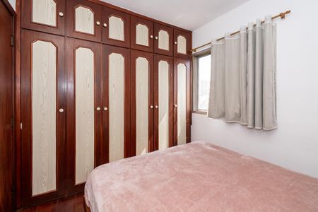 Apartamento à venda com 106m², 2 quartos e 2 vagas Apartamento à venda com 106m², 2 quartos e 2 vagasQuarto com móveis de madeira e cortinas claras, iluminado por uma janela.