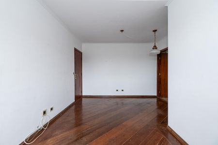Apartamento à venda com 106m², 2 quartos e 2 vagas Apartamento à venda com 106m², 2 quartos e 2 vagasSala com piso de madeira e iluminação adequada, sem móveis ou decoração.
