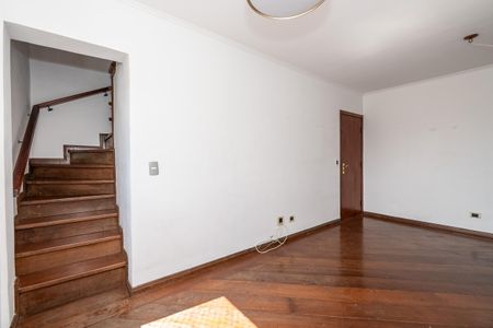 Apartamento à venda com 106m², 2 quartos e 2 vagas Apartamento à venda com 106m², 2 quartos e 2 vagasEscada de madeira com corrimão e luz no teto.