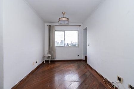 Apartamento à venda com 106m², 2 quartos e 2 vagas Apartamento à venda com 106m², 2 quartos e 2 vagasSala com vista para a cidade, com piso de madeira e iluminação natural.