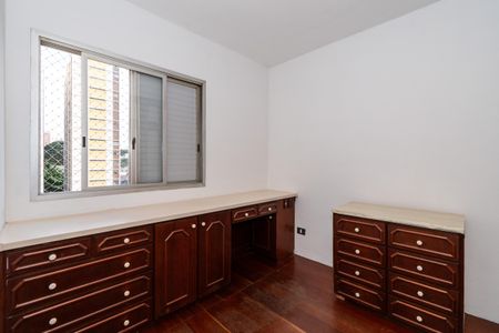 Apartamento à venda com 106m², 2 quartos e 2 vagas Apartamento à venda com 106m², 2 quartos e 2 vagasQuarto com móveis de madeira e janela com persianas de alumínio.