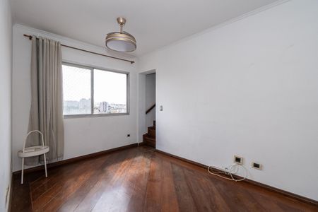 Sala com vista para a cidade, com piso de madeira e iluminação natural. de apartamento à venda com 2 quartos, 106m² em Cambuci, São Paulo