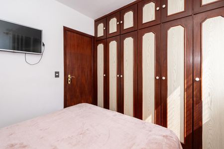 Apartamento à venda com 106m², 2 quartos e 2 vagas Apartamento à venda com 106m², 2 quartos e 2 vagasQuarto com móveis de madeira e TV montada na parede.