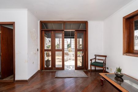 Apartamento à venda com 106m², 2 quartos e 2 vagas Apartamento à venda com 106m², 2 quartos e 2 vagasPatio com mesa e cadeiras, vista para a cidade.