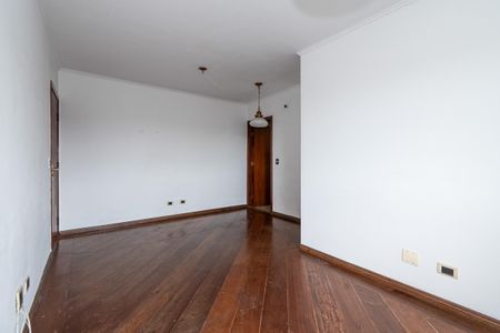 Sala com piso de madeira e iluminação adequada, sem móveis ou decoração. de apartamento à venda com 2 quartos, 106m² em Cambuci, São Paulo