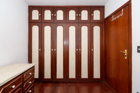 Apartamento à venda com 106m², 2 quartos e 2 vagas Apartamento à venda com 106m², 2 quartos e 2 vagasCabinets de madeira e armários de madeira em uma sala de estar e jantar.