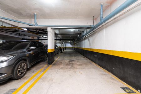 Apartamento à venda com 106m², 2 quartos e 2 vagas Apartamento à venda com 106m², 2 quartos e 2 vagasPiscina em um edifício residencial, com vista para a cidade.
