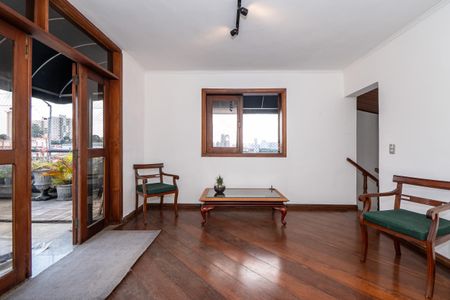 Apartamento à venda com 106m², 2 quartos e 2 vagas Apartamento à venda com 106m², 2 quartos e 2 vagasSala com móveis de madeira e vista para a cidade.