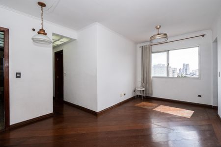 Apartamento à venda com 106m², 2 quartos e 2 vagas Apartamento à venda com 106m², 2 quartos e 2 vagasSala de estar com móveis simples e iluminação natural.