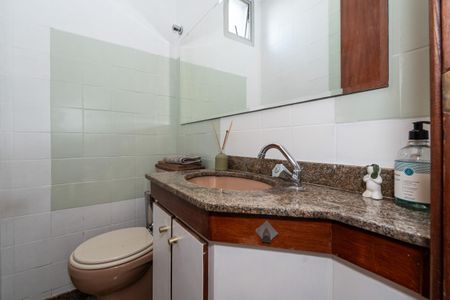 Apartamento à venda com 106m², 2 quartos e 2 vagas Apartamento à venda com 106m², 2 quartos e 2 vagasBanheiro com piso de porcelanato, pia de granito e vaso sanitário de cerâmica.